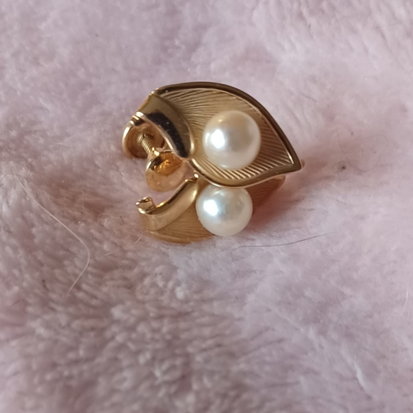 Jewelry - Vintage 1/20 12k Gold Signed Pearl Leaf Earrings